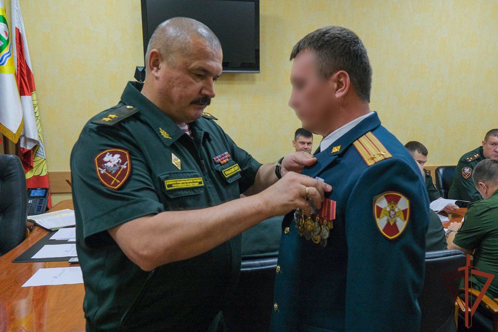 Офицерам Уральского округа Росгвардии вручены государственные награды