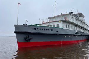 Плавполиклиника «Николай Пирогов» отправилась в летнюю навигацию: врачи начали приемы пациентов в первых населенных пунктах