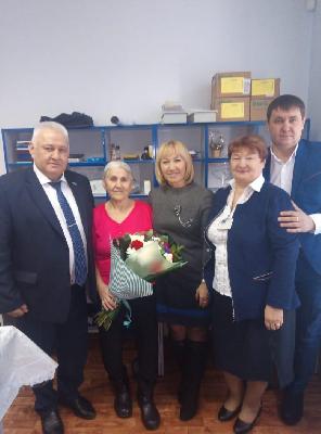 Пётр Захаров поздравил старейшего работника отделения почтовой связи поселка Горноправдинск