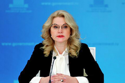 Татьяна Голикова посоветовала россиянам, которые собираются сделать прививку от COVID-19, отказаться от алкоголя за три дня до процедуры и три дня после