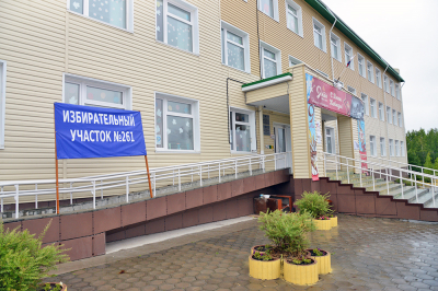 Глава района Кирилл Минулин посетил избирательные участки в поселке Горноправдинск