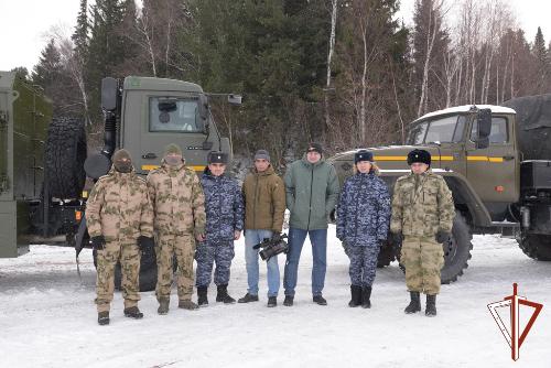 В очередном выпуске авторской программы "Югра – территория безопасности. Росгвардия" журналисты провели тест-драйв ведомственных автомобилей «Урал» и «Камаз»