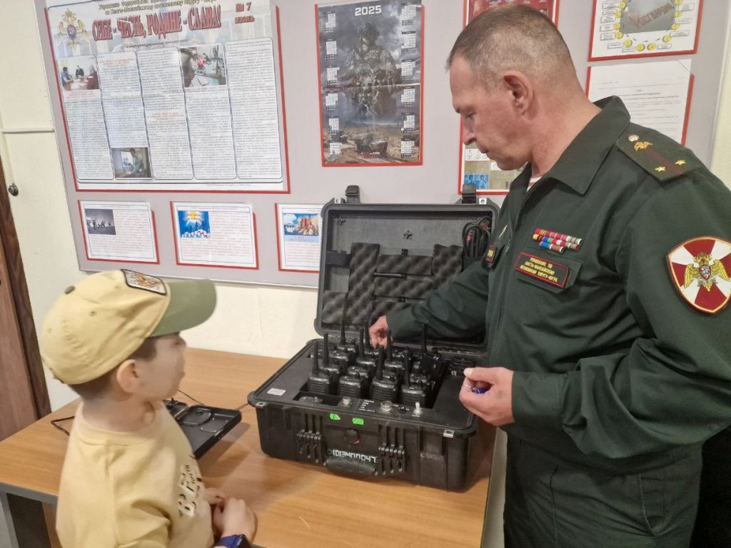 В Югре к 107-летней годовщине подразделений связи Росгвардия организовала познавательную экскурсию для детей