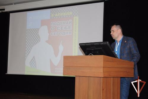 Офицер Росгвардии выступил с лекцией о профилактике экстремизма в молодежной среде на форуме для школьников в Югре