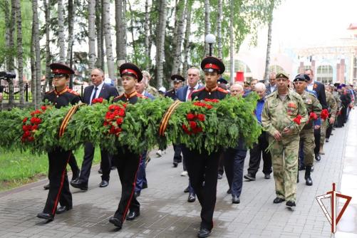 В Югре военнослужащие и сотрудники Росгвардии почтили память павших в годы Великой Отечественной войны
