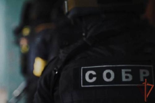 В Югре при силовой поддержке СОБР Росгвардии задержан подозреваемый в незаконном сбыте наркотических веществ