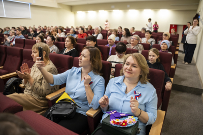 Уважаемые жительницы Ханты-Мансийского района! От всей души поздравляю вас с Международным женским днем!