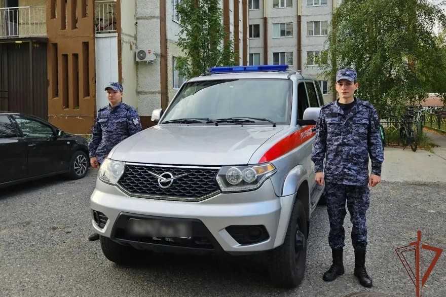 Сотрудники Росгвардии в Когалыме спасли 11-летнего ребенка, застрявшего на крыше многоэтажного дома
