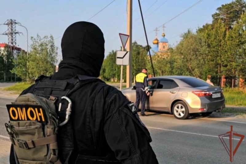 При содействии ОМОН Росгвардии прошел рейд по выявлению нарушений в сфере миграции и ПДД в Югре
