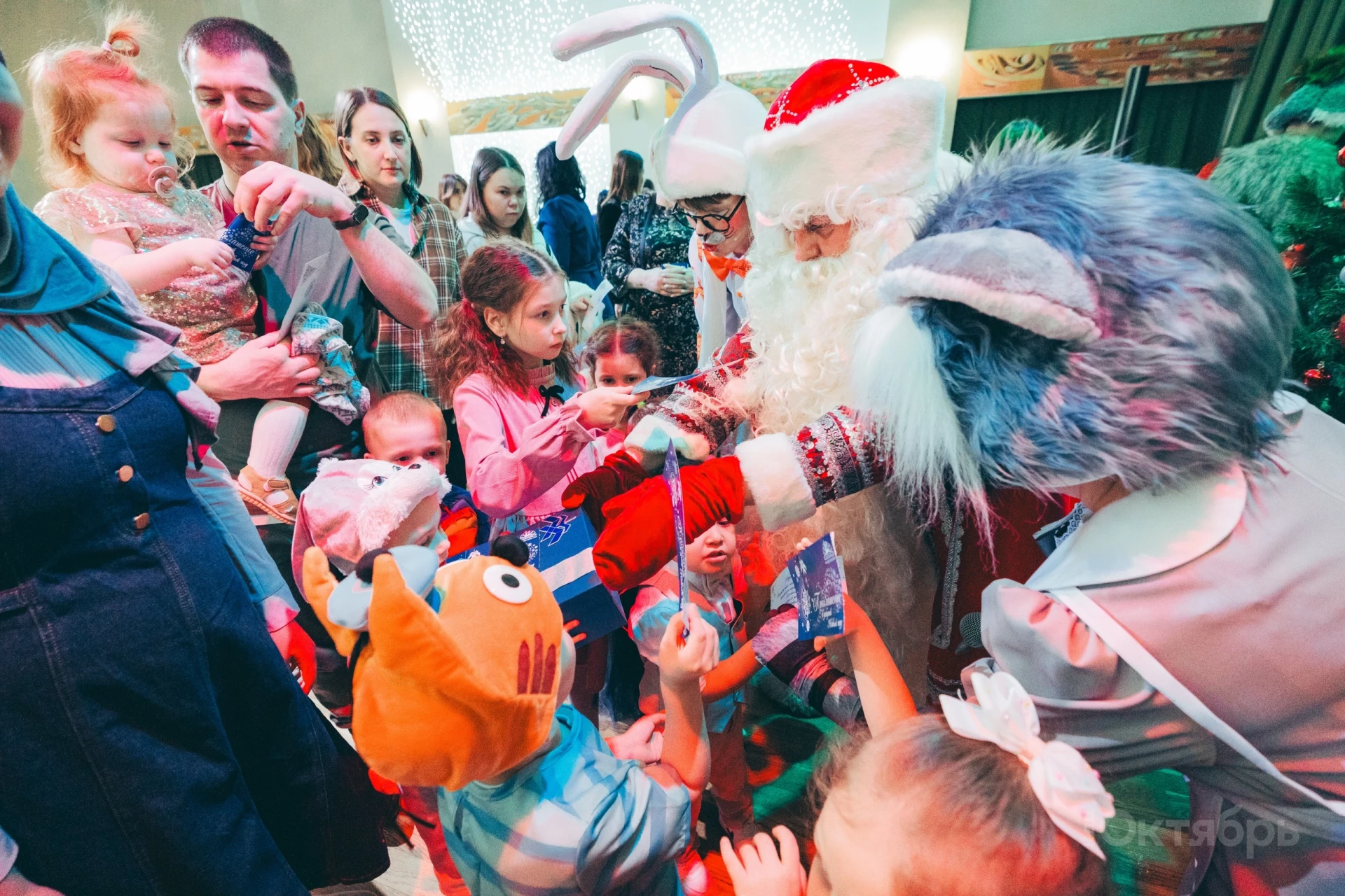 В столице Югры дети военнослужащих и сотрудников Росгвардии посетили новогоднее представление