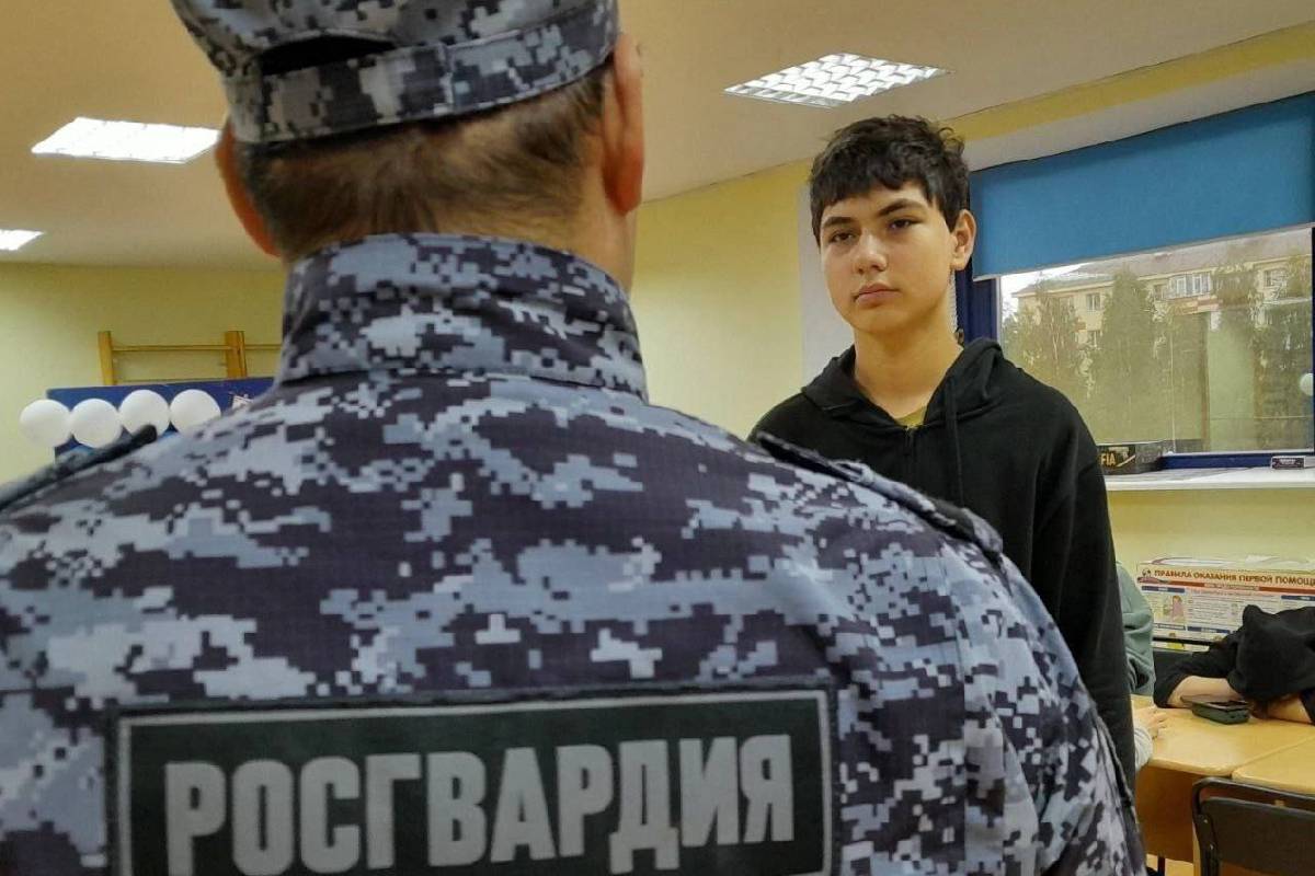 В Югре Росгвардия проводит профилактические уроки с воспитанниками летних лагерей