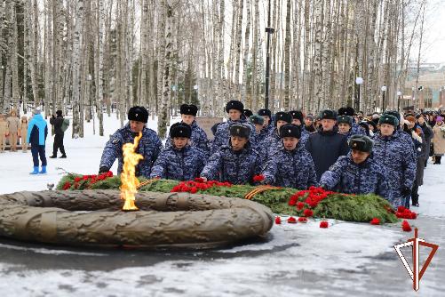 Военнослужащие и сотрудники Росгвардии почтили память Неизвестного солдата в Ханты-Мансийске