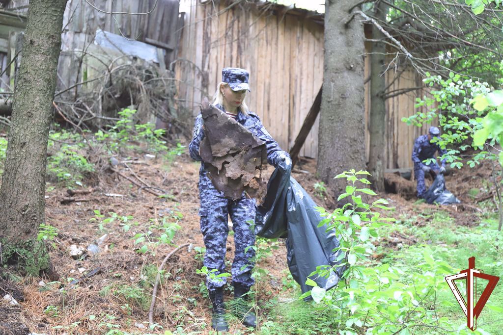 Во Всероссийской экологической акции приняли участие росгвардейцы в Югре