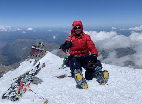 Офицер Росгвардии из Югры посвятил 75-летию Победы восхождение на Эльбрус