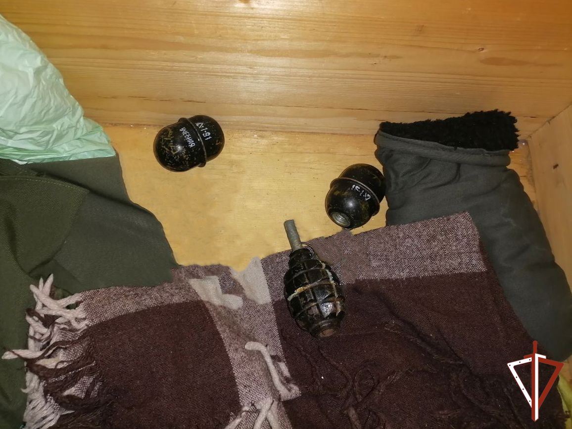 Сотрудники ОМОН Росгвардии обследовали предметы, похожие на боеприпасы в Междуреченском