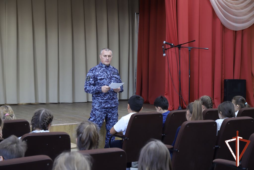 Офицер Росгвардии провел встречу с учащимися Ханты-Мансийска, посвященную Сталинградской битве