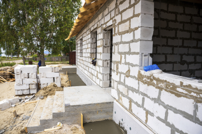 Кедровый: строительство жилья и готовность социальных объектов к новому учебному году