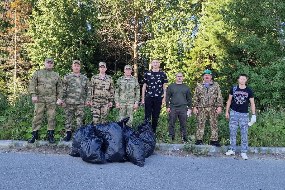 Росгвардия в Югре провела экологический субботник по очистке природного парка