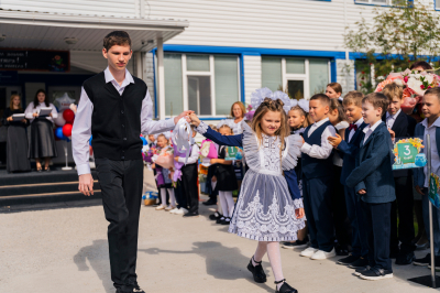 Дорогие школьники, уважаемые педагоги и родители! Поздравляю вас с Днем знаний! 