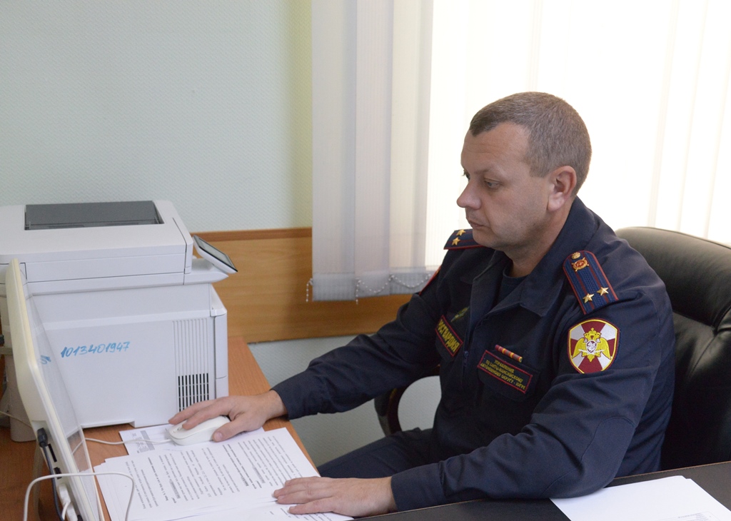 В Югре офицер Росгвардии в прямом эфире рассказал об обороте гражданского оружия