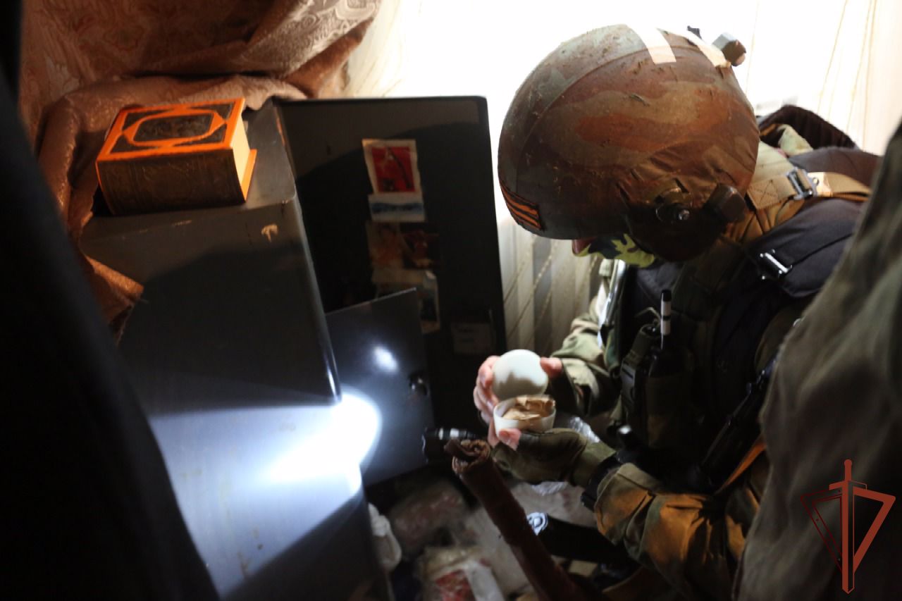 Военнослужащие и сотрудники Росгвардии обнаружили тайники с оружием и боеприпасами в ходе СВО