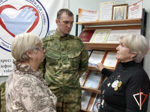 В Югре Росгвардия вручила медали и благодарственные письма волонтерам региона за гуманитарные грузы в зону СВО