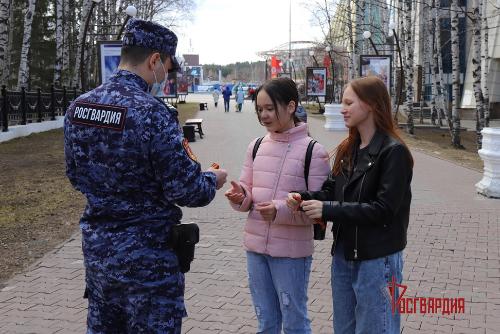 Военнослужащие и сотрудники Росгвардии вручили жителям Югры георгиевские ленточки