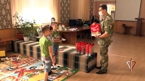 В Югре представители Росгвардии присоединились к благотворительной акции «Собери ребенка в школу»