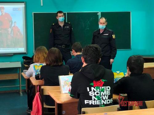 В Югре Росгвардия провела цикл встреч, посвященных подвигу солдат и офицеров Красной Армии, для учащихся подшефных учреждений