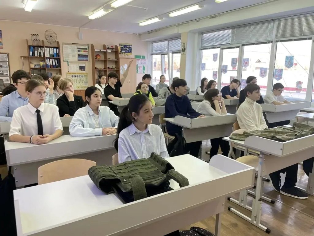 В Югре ветеран СВО Росгвардии проводит патриотические уроки с молодежью