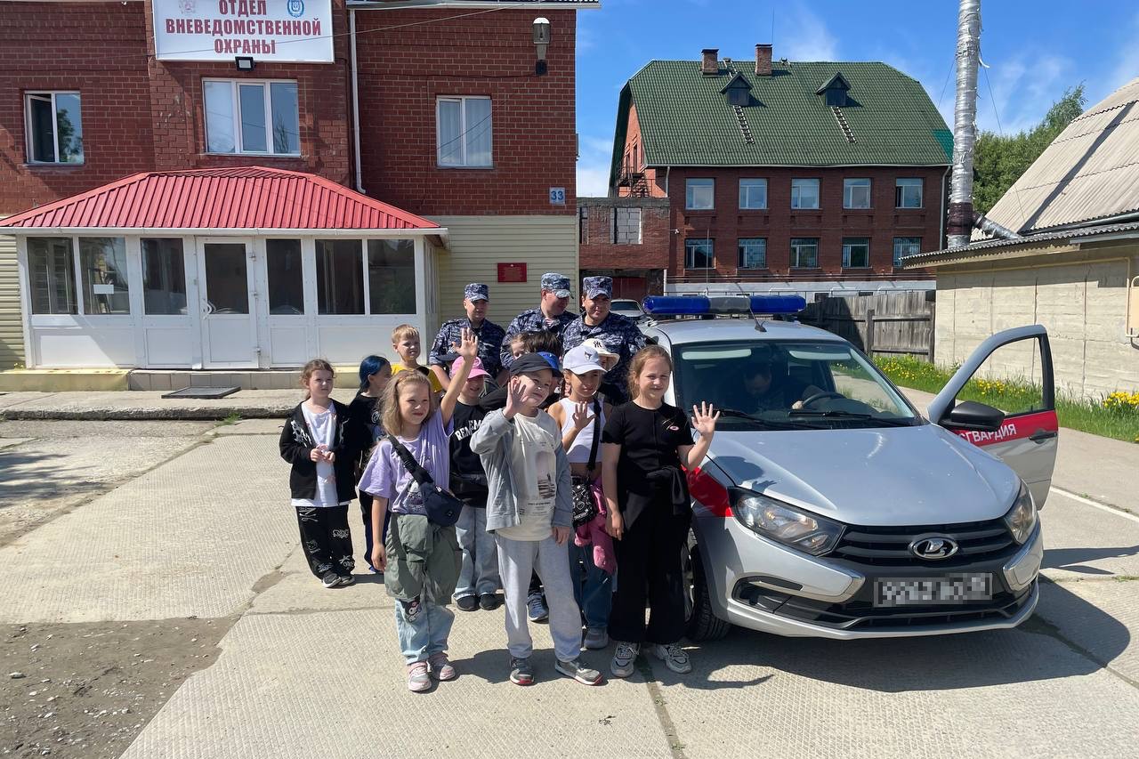 Юные югорчане познакомились со служебной деятельностью вневедомственной охраны Росгвардии