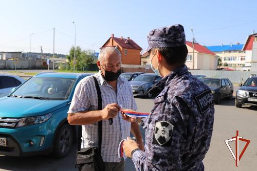В Югре росгвардейцы поздравили жителей региона с Днем государственного флага России