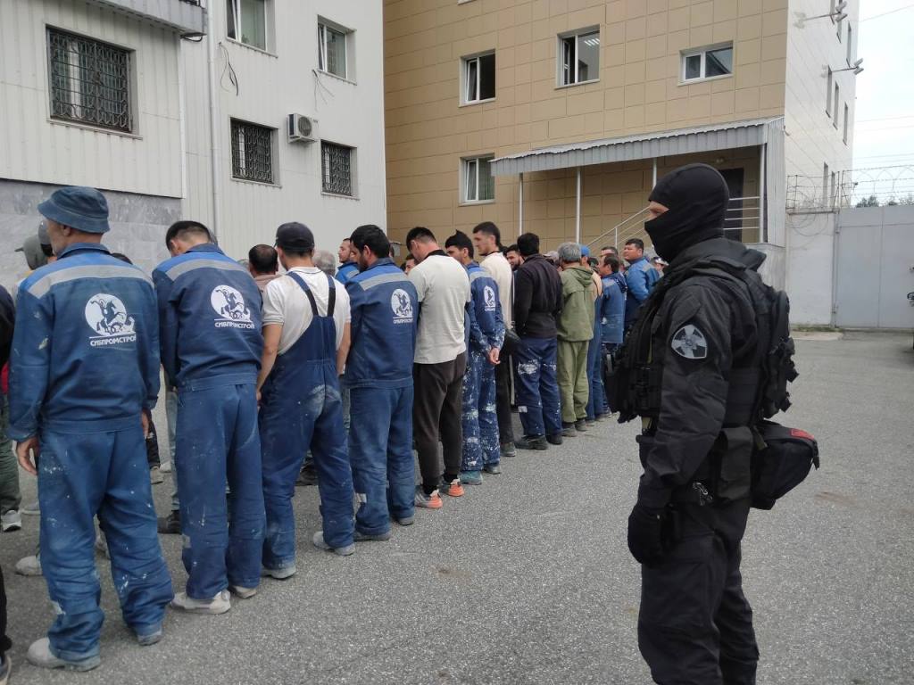 В Югре при содействии спецназа Росгвардии пресечены нарушения миграционного законодательства