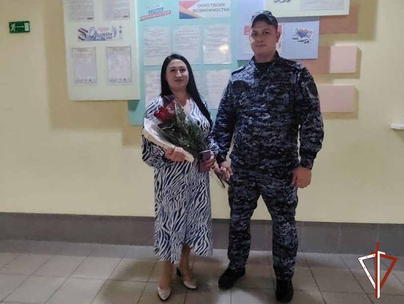 Сотрудники Росгвардии в Югре поздравили преподавателей подшефных школ с Международным днем учителя