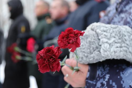В столице Югры военнослужащие и сотрудники Росгвардии почтили память Героев Отечества