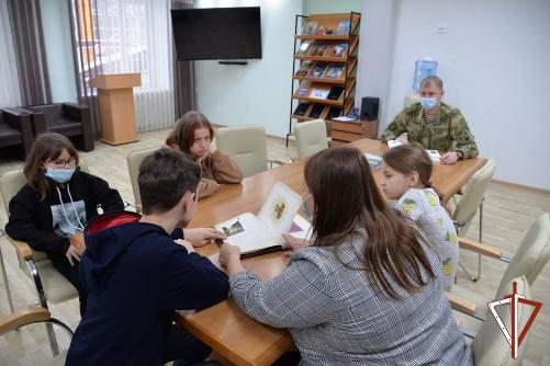 Офицер Росгвардии рассказал воспитанникам югорского социального центра о создателе внутренней стражи России - графе Комаровском