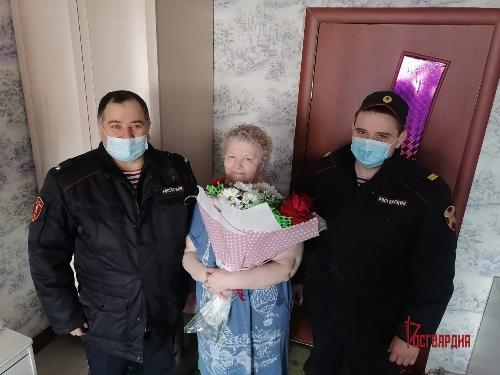 В Югре представители Росгвардии навестили маму погибшего воина правопорядка