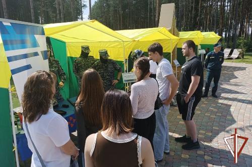 В Югре сотрудники Росгвардии приняли участие во Всероссийской ярмарке трудоустройства