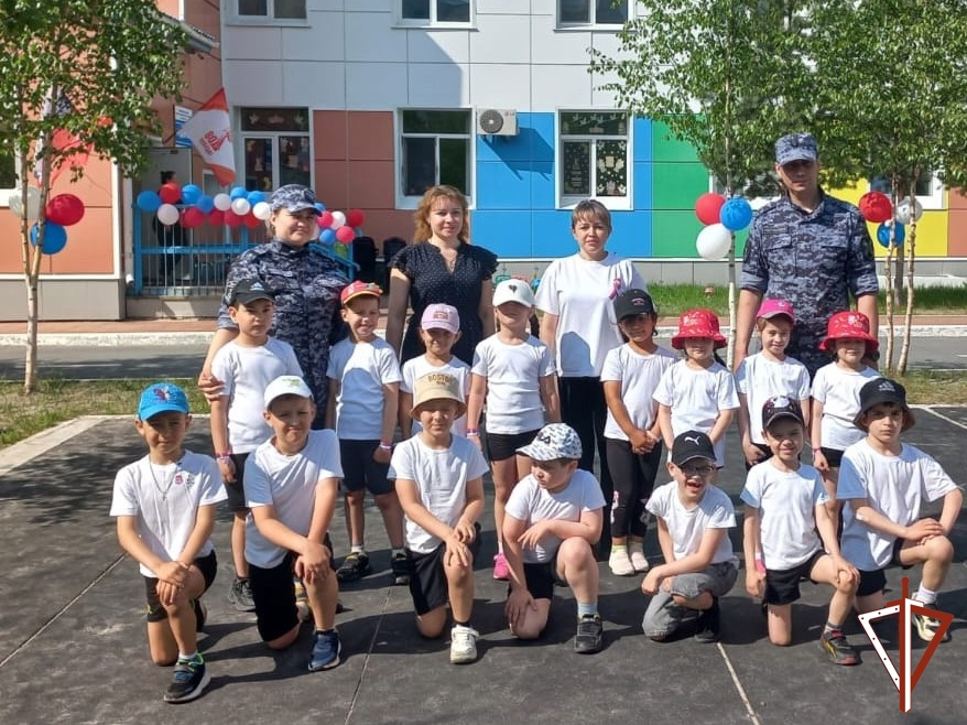 В Югре сотрудники Росгвардии провели утреннюю зарядку для воспитанников детского сада