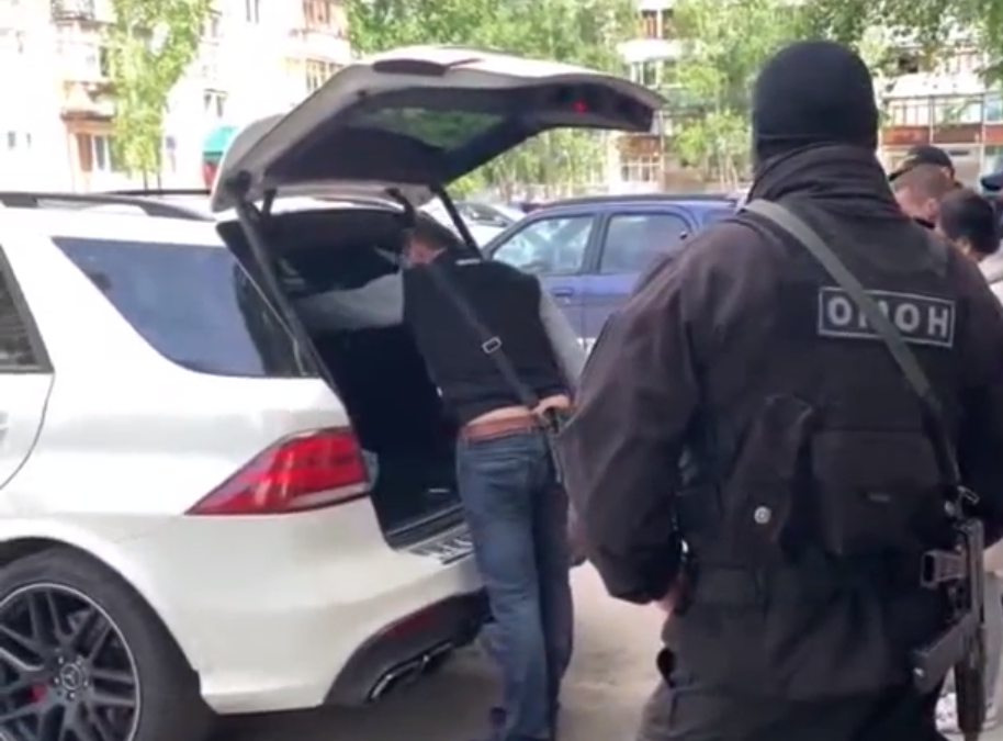 При содействии ОМОН в Югре задержаны подозреваемые в незаконной банковской деятельности