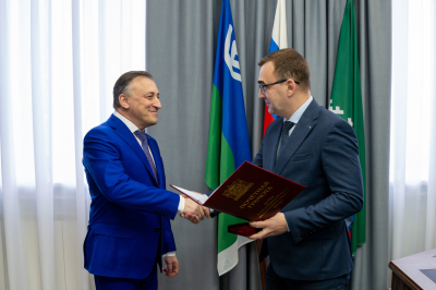 Глава Ханты-Мансийского района Кирилл Минулин вручил награды Ханты-Мансийского автономного округа – Югры представителям ООО «Транспортная компания "Сибирский регион"»