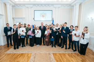 Первые паспорта активистам «Движения Первых» вручил губернатор Югры Руслан Кухарук