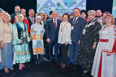 Александр Моор передал детям участников СВО из Югры 100 турпутевок в Тобольск