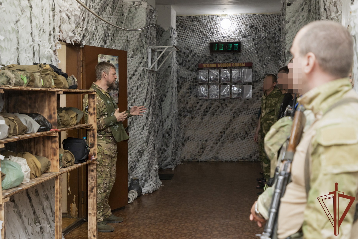 В Луганской Народной Республике священник Русской Православной Церкви встретился с росгвардейцами