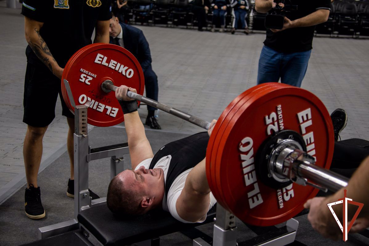 Росгвардия обеспечила безопасность проведения Международного инклюзивного турнира по жиму лежа и матча ВХЛ в Югре