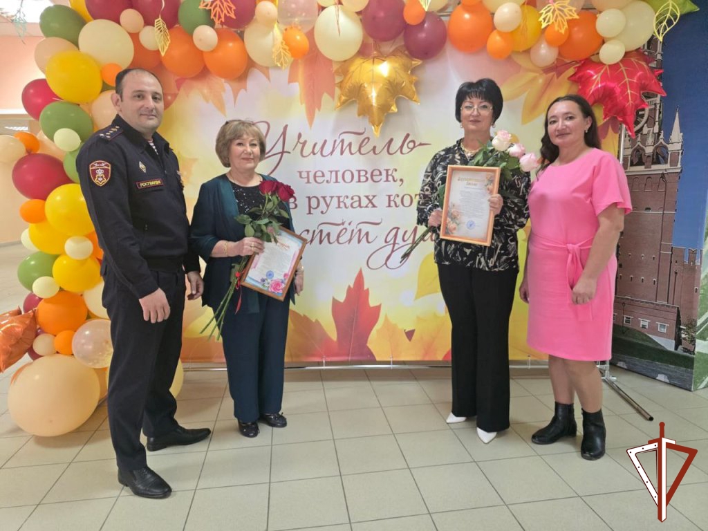В Югре Росгвардия поздравила учителей с профессиональным праздником