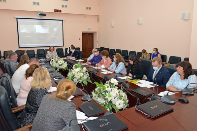 В рамках празднования Дня российского предпринимательства комитет экономической политики и Организационно-методический центр организовали круглый стол для предпринимателей