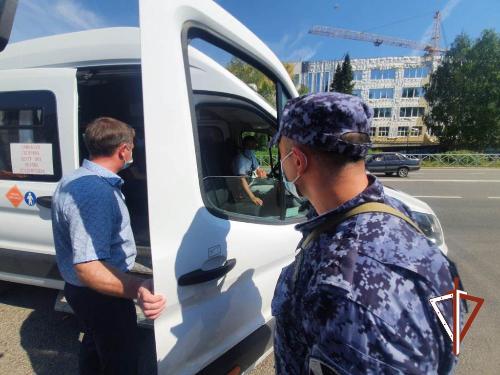 В Югре сотрудники Росгвардии проводят профилактические беседы с населением о соблюдении масочного режима