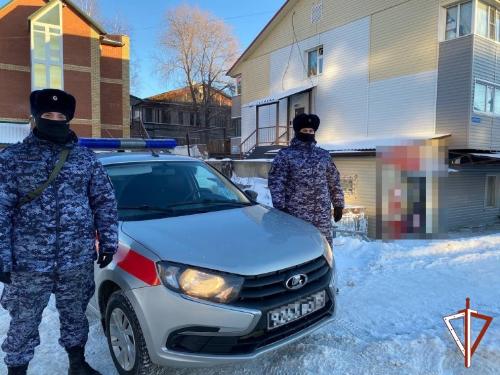 В Ханты-Мансийске росгвардейцы по горячим следам задержали подозреваемого в вооруженном нападении на магазин