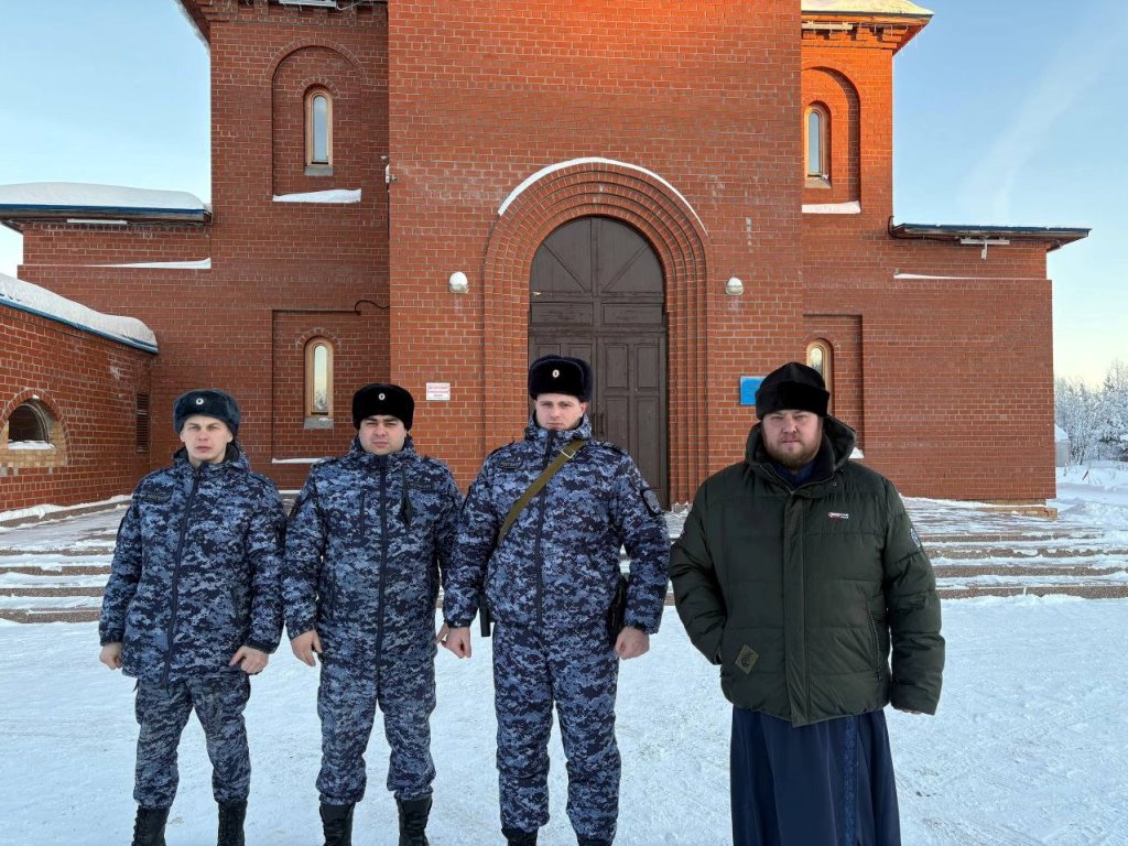 В Югре военнослужащие и сотрудники Росгвардии приняли участие в крещенских купаниях и богослужениях